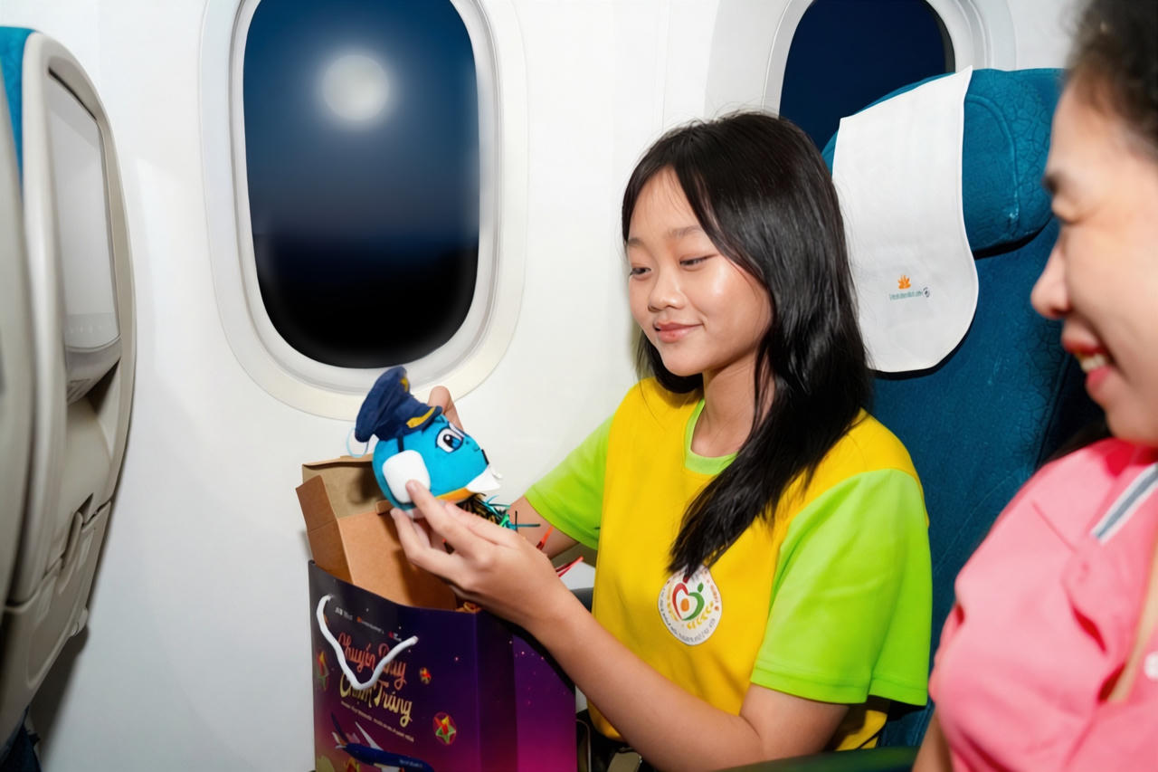 Vietnam Airlines mang sắc màu Trung thu truyền thống lên “Chuyến bay Chạm Trăng”