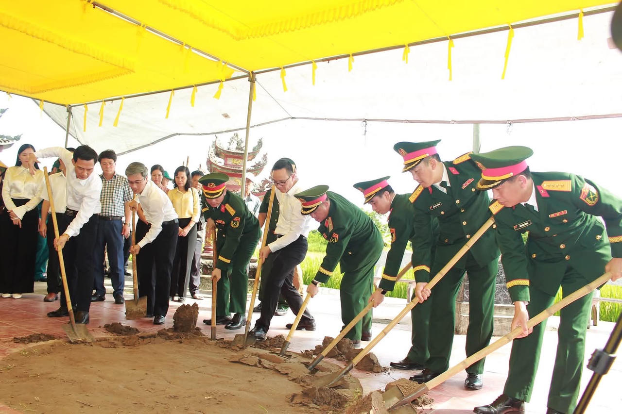 Nghi thức động thổ, chính thức khởi động giai đoạn 1 công tác khai quật, tìm kiếm và quy tập hài cốt liệt sĩ tại khu vực Mả Chìa (Ảnh: Anh Dũng)