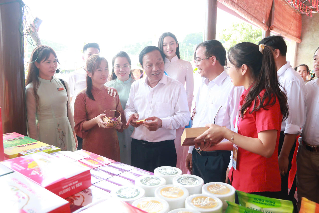 Đại biểu và du khách tham quan gian hàng giới thiệu sản phẩm đặc trưng tại khu vực tổ chức sự kiện (ảnh Hoàng Giang)