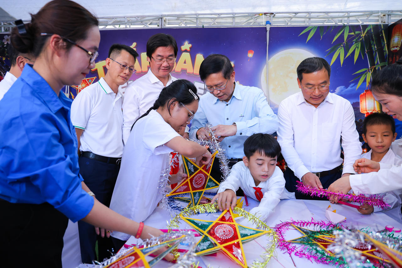 Ông Trần Quang Dũng, Phó Bí thư Thường trực Đảng ủy Petrovietnam chia sẻ, chung vui cùng các em.