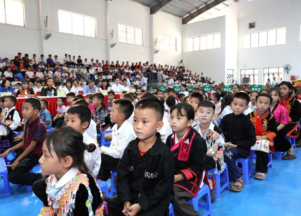 Các em chăm chú xem các tiết mục biểu diễn.