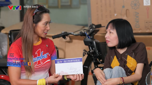 Đại diện Tân Hiệp Phát gặp gỡ chị Lâm Thị Nga trong hành trình “Nối trọn yêu thương”.
