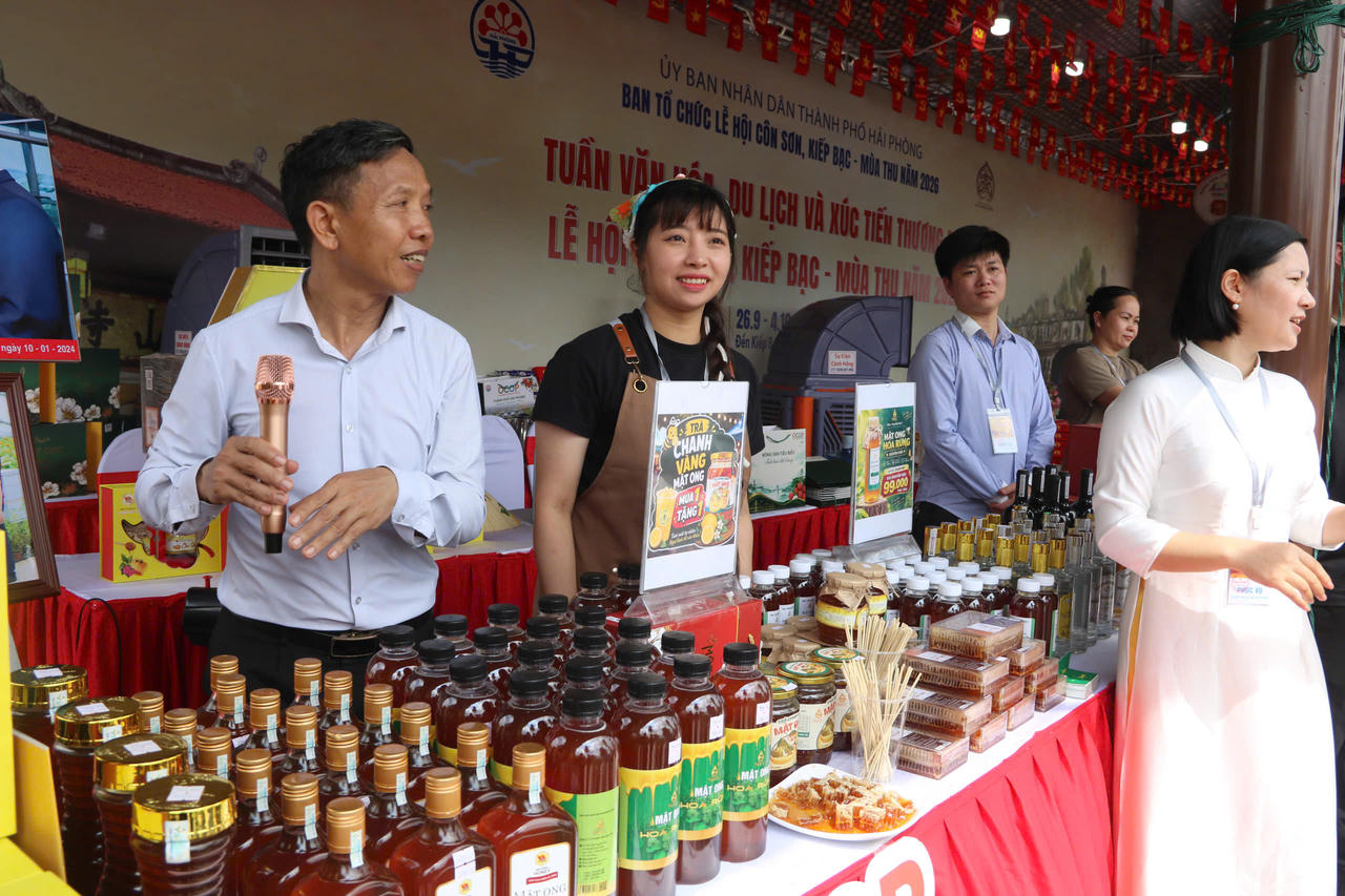 Tuần Văn hóa, Du lịch và Xúc tiến Thương mại nhằm quảng bá giá trị Di sản văn hóa thế giới Côn Sơn - Kiếp Bạc và các điểm đến của thành phố; giới thiệu những nét đặc sắc về văn hóa, du lịch, làng nghề, ẩm thực, sản phẩm OCOP, nông sản tiêu biểu; đồng thời tăng cường kết nối, xúc tiến du lịch và thương mại của địa phương (ảnh Hoàng Giang))