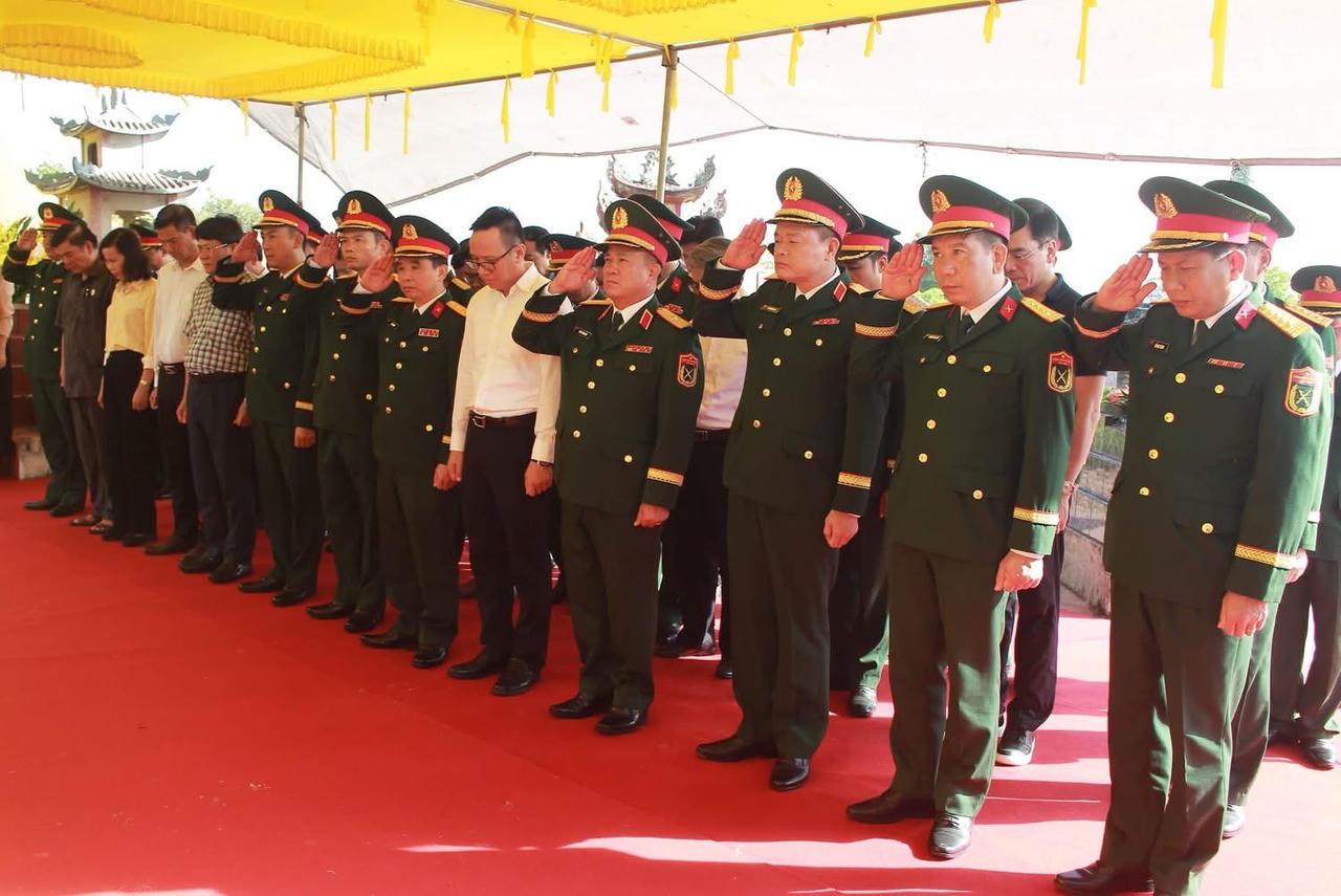 Ban Chỉ đạo 515 cùng đông đảo Nhân dân trên địa bàn tham dự buổi lễ (Ảnh: Anh Dũng)
