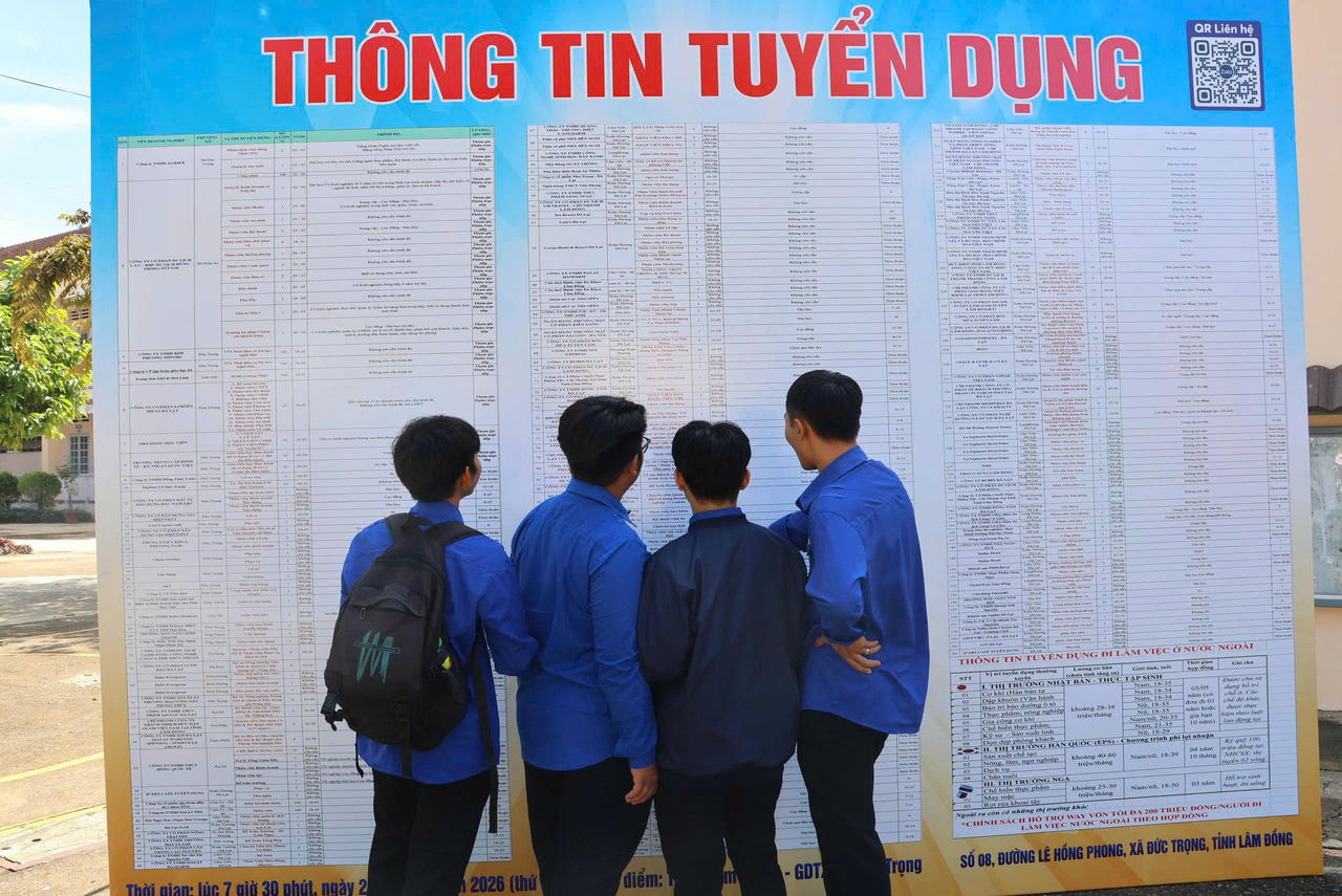 Nhiều học sinh, sinh viên quan tâm đến nhu cầu tuyển dụng của doanh nghiệp. Ảnh N.Thúy.