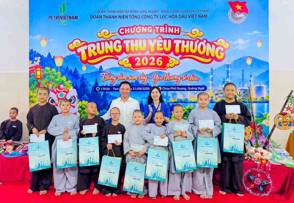 Lãnh đạo BSR và Đoàn viên Thanh niên BSR trao quà cho các em nhỏ mồ côi tại chùa Phổ Quang. (Ảnh: BSR)