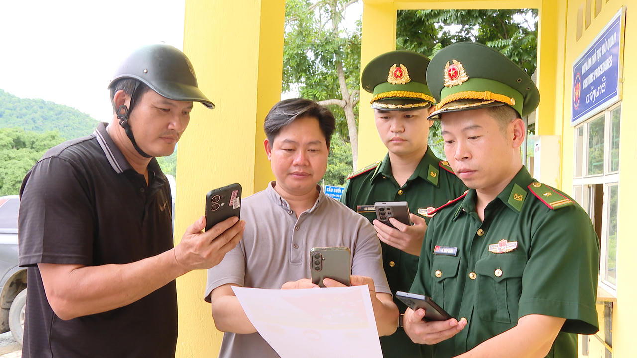 Hướng dẫn người dân quét mã QR thực hiện thủ tục tại Trạm cửa khẩu Tén Tằn. 