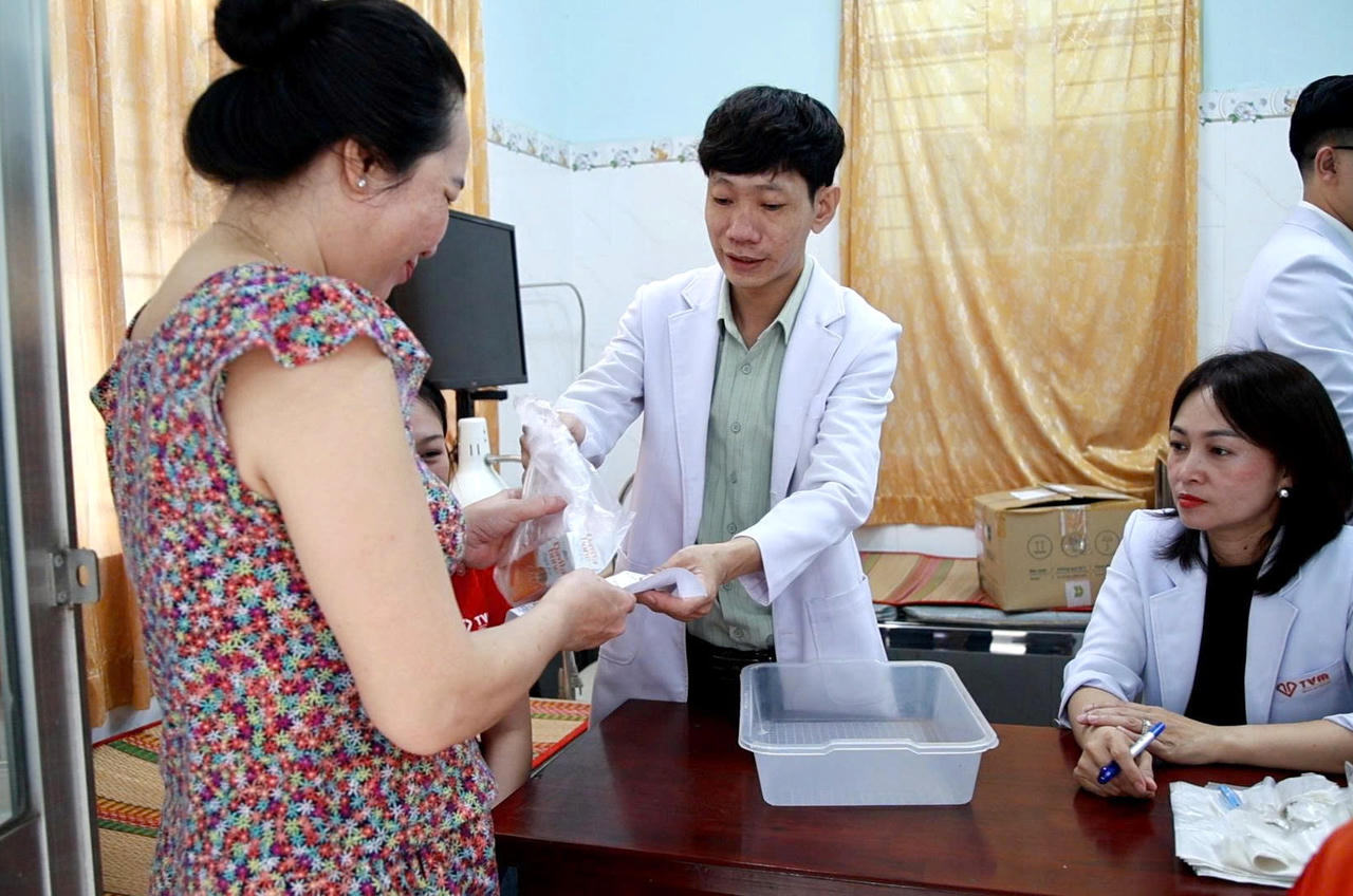 Người dân được cấp thuốc miễn phí sau khi thăm khám và tư vấn sức khỏe (Ảnh: T.N).