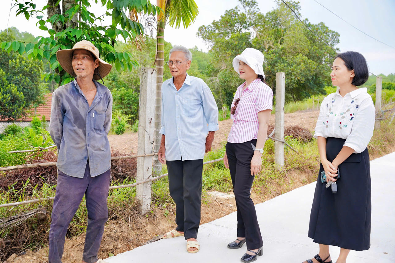 Từ những cuộc gặp gỡ, lắng nghe và sẻ chia, chính quyền và người dân Thanh Thủy cùng tìm tiếng nói chung để mở rộng những con đường quê (Ảnh Nguyễn Hiệp)
