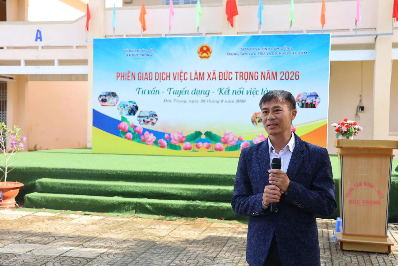 Ông Hoàng Trọng Vinh - Phó Giám đốc Trung tâm Lưu trữ và Dịch vụ việc làm tỉnh Lâm Đồng chia sẻ thông tin thị trường lao động. Ảnh: N.Thuý.