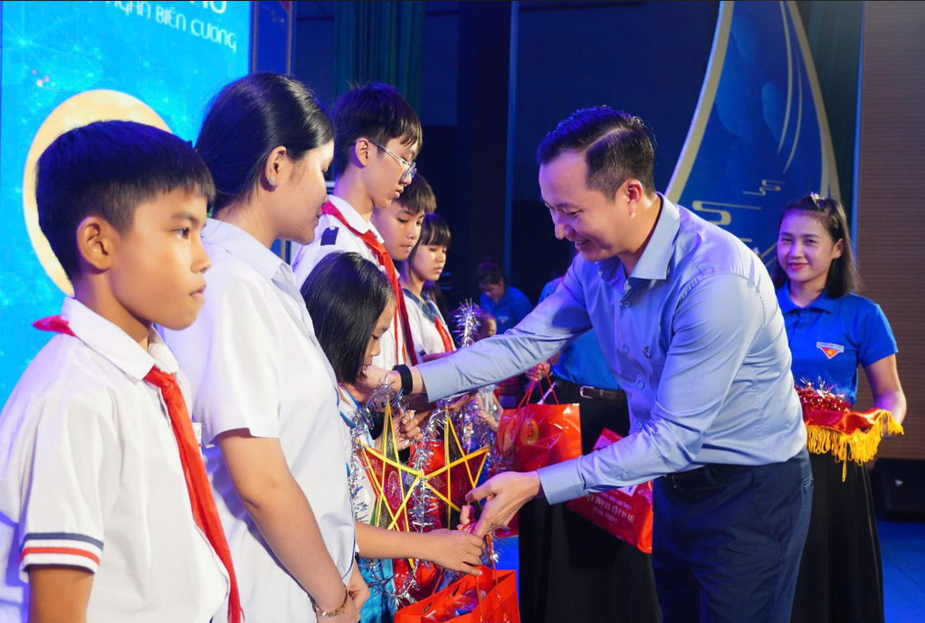 Phó Tổng Giám đốc BSR Phạm Minh Nghĩa dành tặng các phần quà hỗ trợ cho các em học sinh vượt khó vươn lên trong học tập. (Ảnh: BSR)