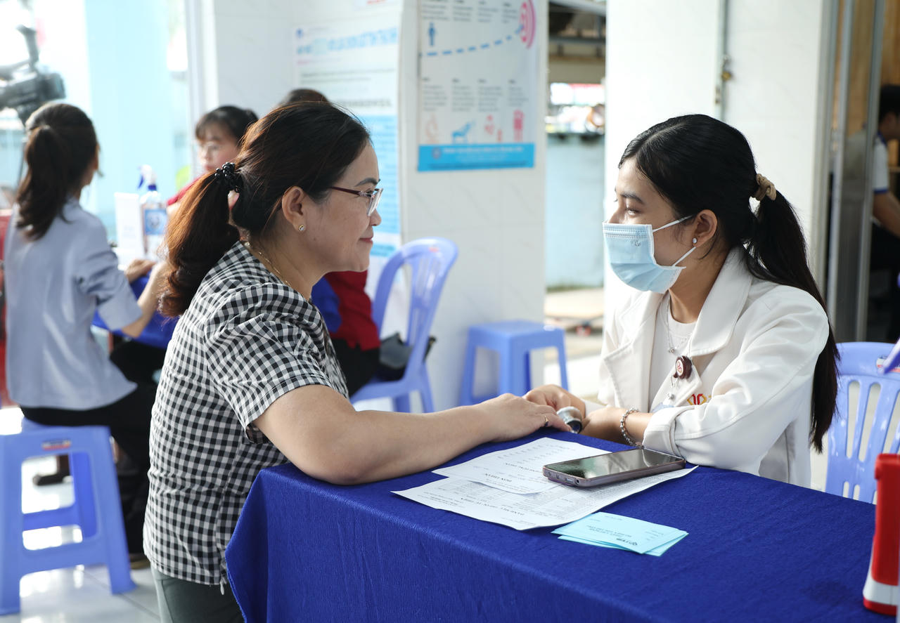 Nhân viên y tế thăm hỏi, tư vấn và hướng dẫn người dân chăm sóc sức khỏe (Ảnh: T.N).
