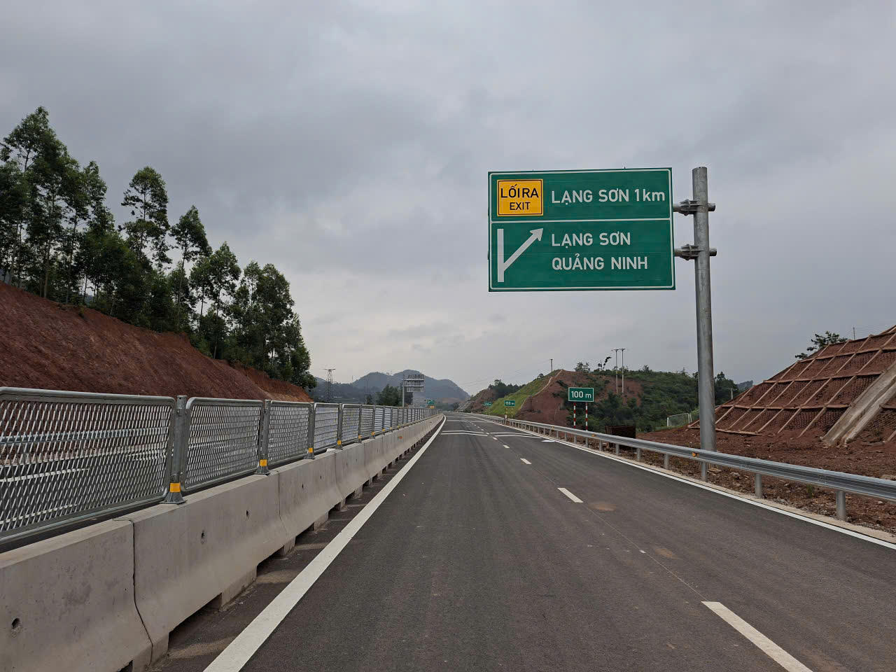 Hiện dự án còn 53 vị trí đường gom, đường ngang, đường hoàn trả chưa hoàn thành giải phóng mặt bằng. Ảnh: Minh Hữu.