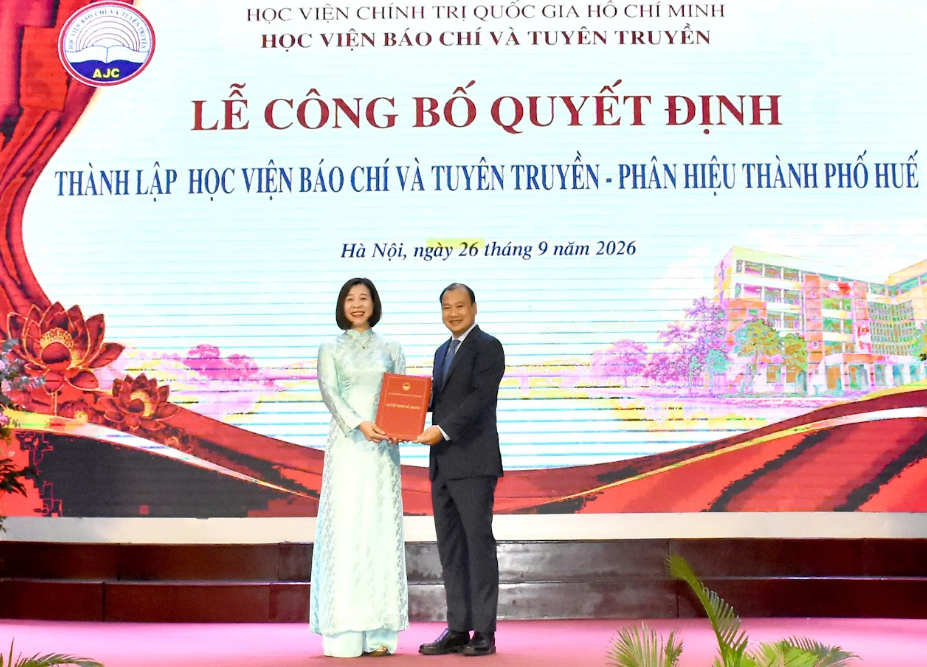 Lãnh đạo Vụ Tổ chức - Cán bộ, Học viện Chính trị quốc gia Hồ Chí Minh đã công bố Quyết định giao nhiệm vụ Giám đốc Học viện Báo chí và Tuyên truyền - Phân hiệu thành phố Huế cho đồng chí PGS.TS. Nguyễn Thị Trường Giang