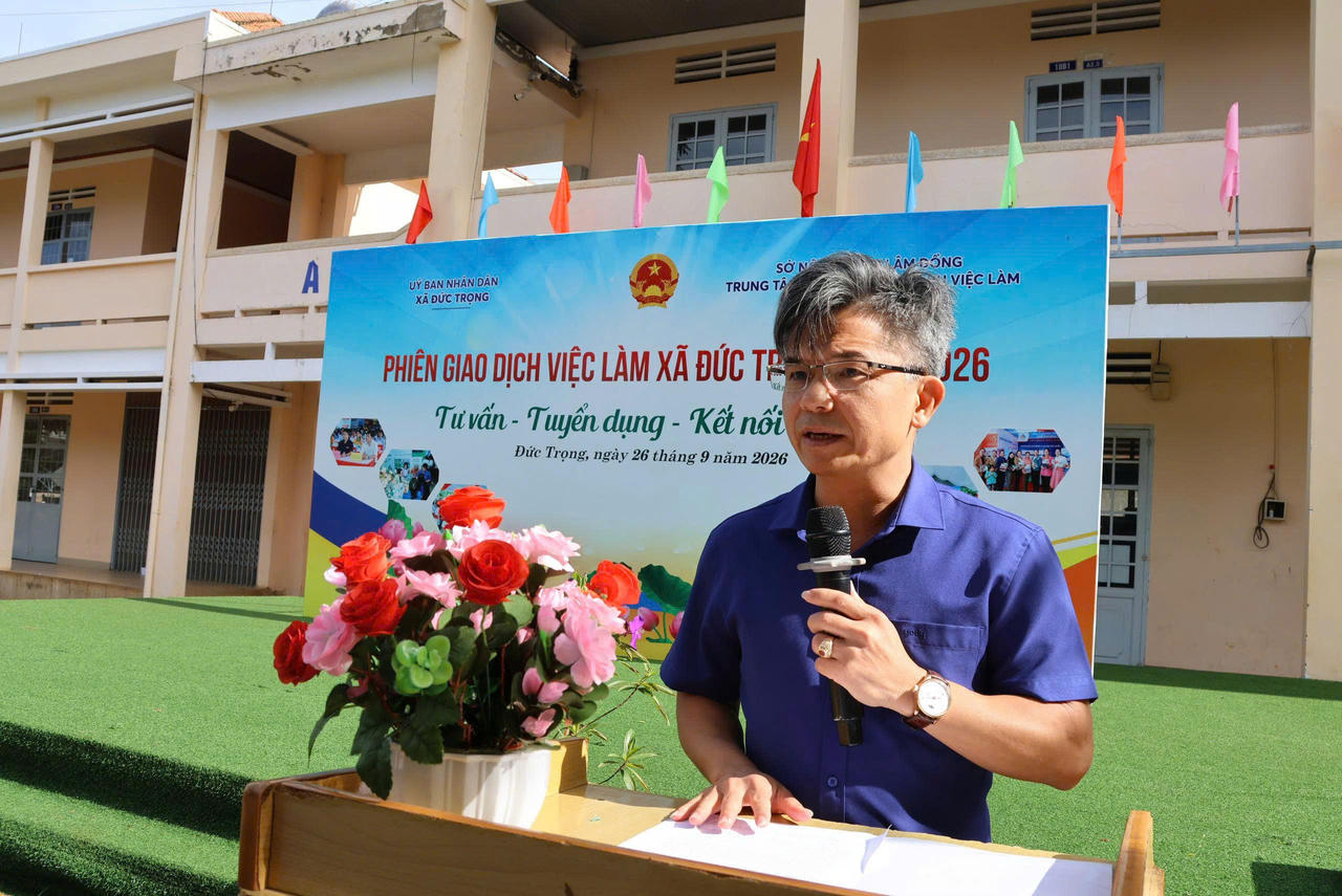 Ông Trần Văn Hải, Phó chủ tịch UBND xã Đức Trọng phát biểu tại Phiên giao dịch việc làm. Ảnh: N.Thuý. 
