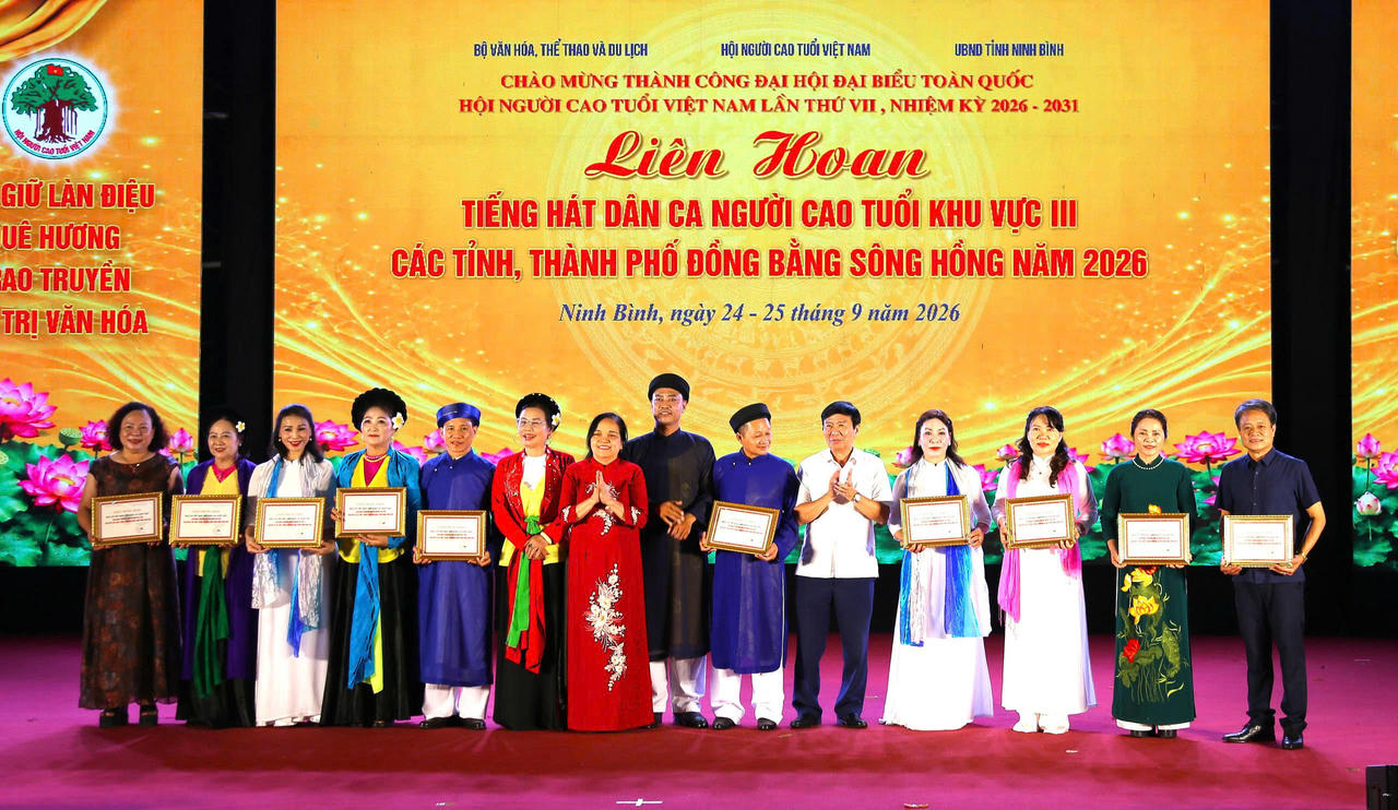 Mang đến Liên hoan những tiết mục dân ca đặc sắc, các đội nghệ thuật đã giới thiệu nét đẹp văn hóa truyền thống của từng địa phương (Ảnh: BTC).