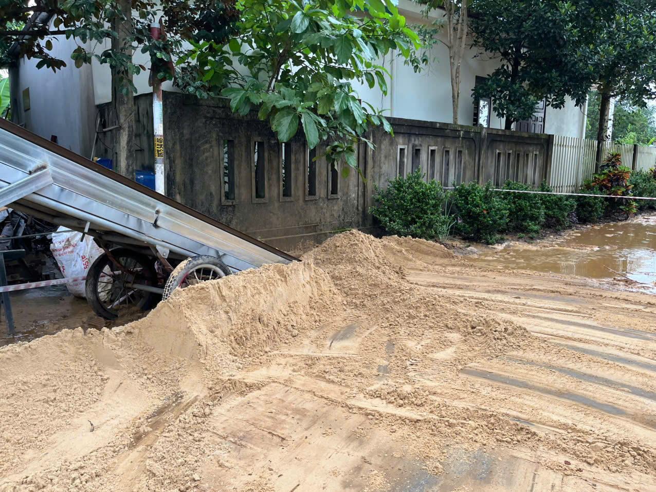  110m³ cát được huy động để lấp hố sụt trên tuyến đường liên xã An Mỹ - Bản Chùa. (Ảnh: UBND xã Hiếu Giang)