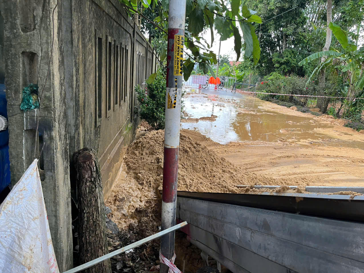 Khu vực hố sụt được rào chắn, hạn chế người và phương tiện qua lại. (Ảnh: UBND xã Hiếu Giang)