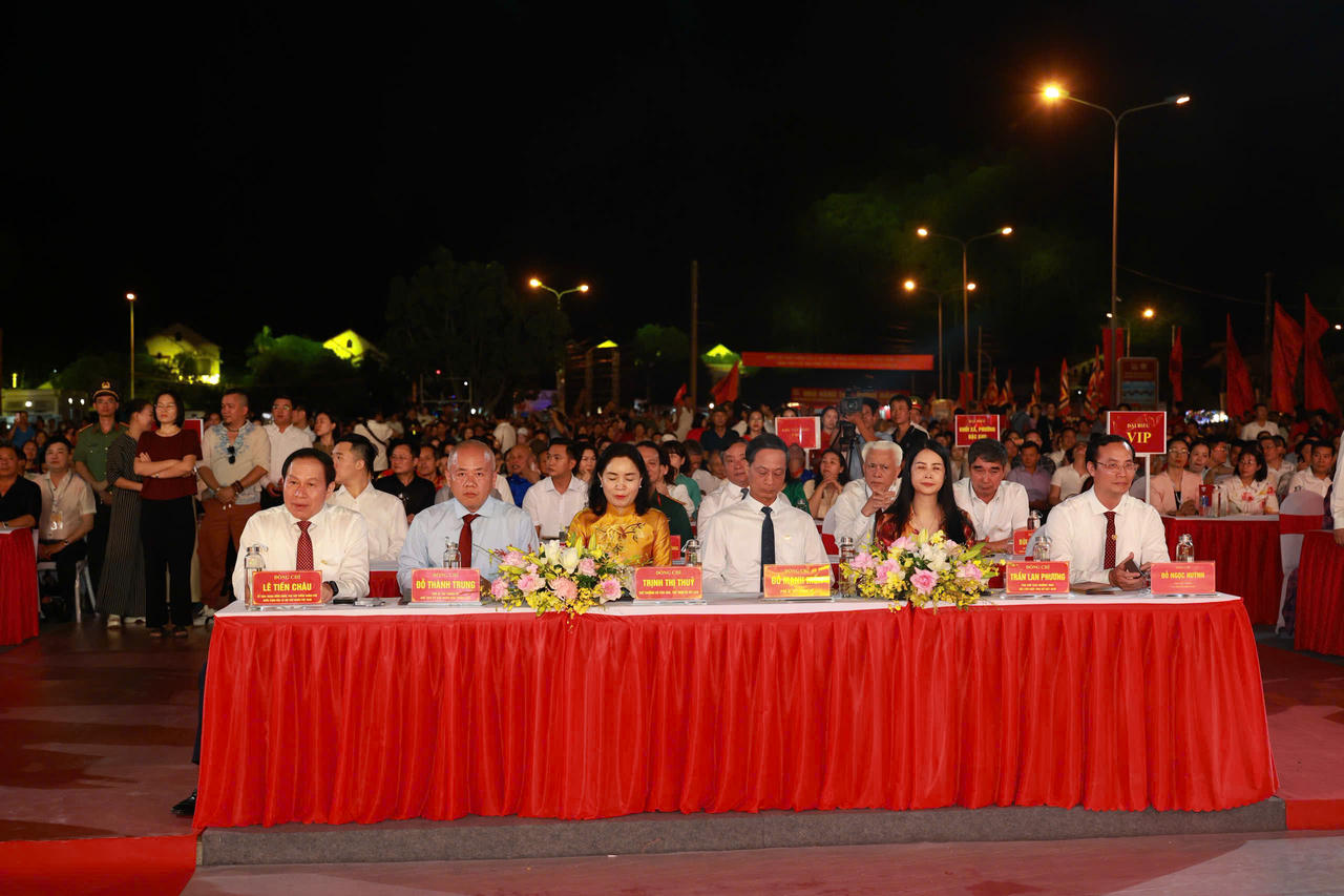 Phó Thủ tướng Chính phủ Lê Tiến Châu cùng lãnh đạo các ban, bộ, ngành và thành phố Hải Phòng dự chương trình (ảnh Nguyễn Giáp CLB Nhiếp ảnh Hải Phòng)