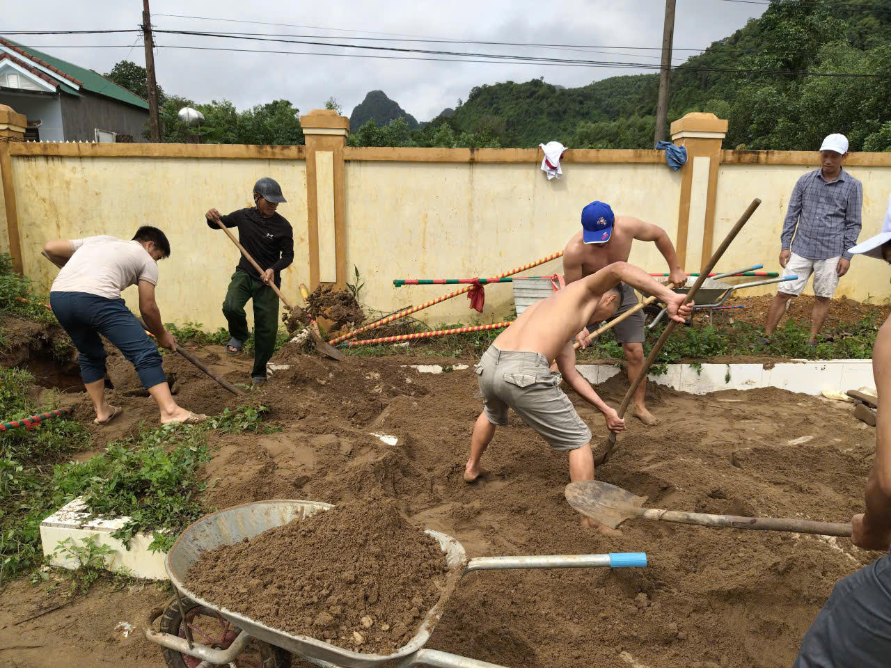 UBND xã Kim Ngân đã dùng hơn 12m3 cát để lấp đầy hố sụt tại trường trong ngày 26/9. (Ảnh: UBND xã Kim Ngân)
