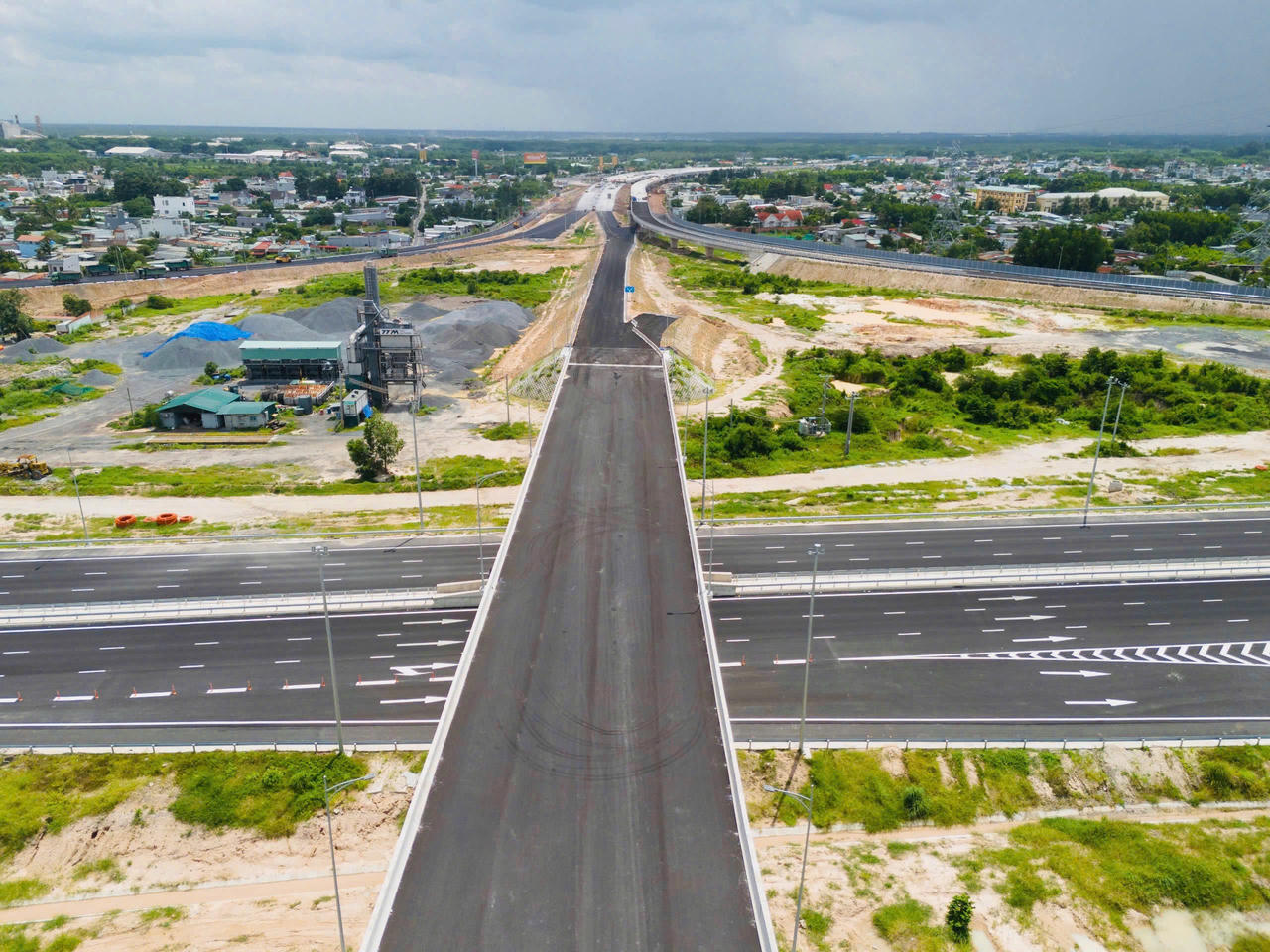 Nút giao Tân Hiệp kết nối cao tốc Biên Hòa - Vũng Tàu với cao tốc Bến Lức - Long Thành đang được hoàn thiện phương án tổ chức giao thông. Ảnh: DK