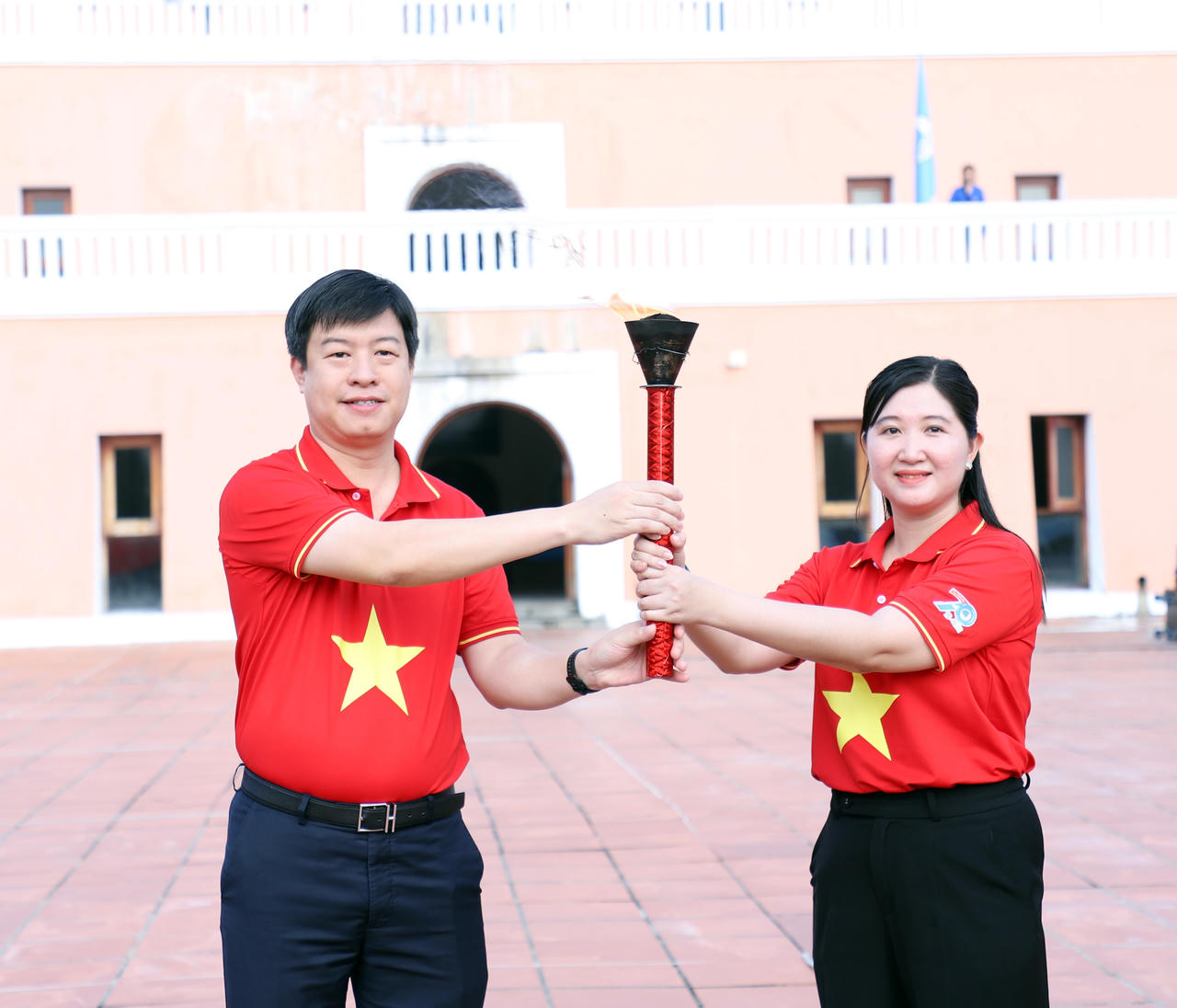 Phó Chủ tịch thường trực T.Ư Hội LHTN Việt Nam Lê Hải Long trao ngọn lửa truyền thống cho Hội LHTN tỉnh Cà Mau tại chương trình. (Ảnh: Đ.H)