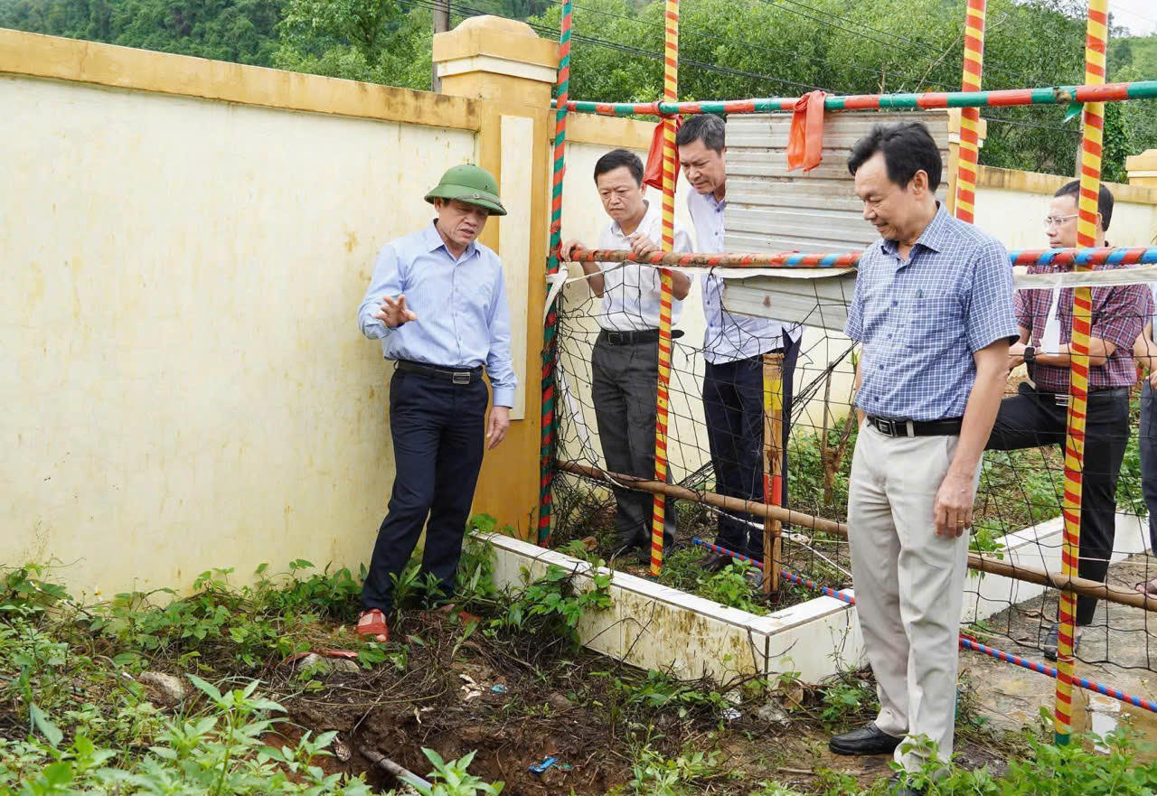 Ông Lê Văn Bảo - Phó Chủ tịch UBND tỉnh Quảng Trị kiểm tra và chỉ đạo xử lý hố sụt. (Ảnh: UBND xã Kim Ngân)