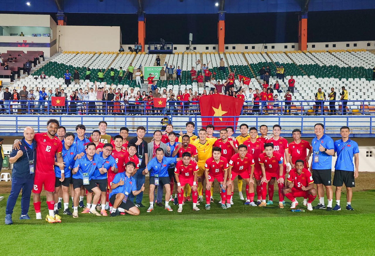 Thủ môn Lê Giang cùng đội tuyển sau chiến thắng 1-0 trước Philippines trong trận ra quân tại FIFA ASEAN Cup 2026 (Ảnh VFF)
