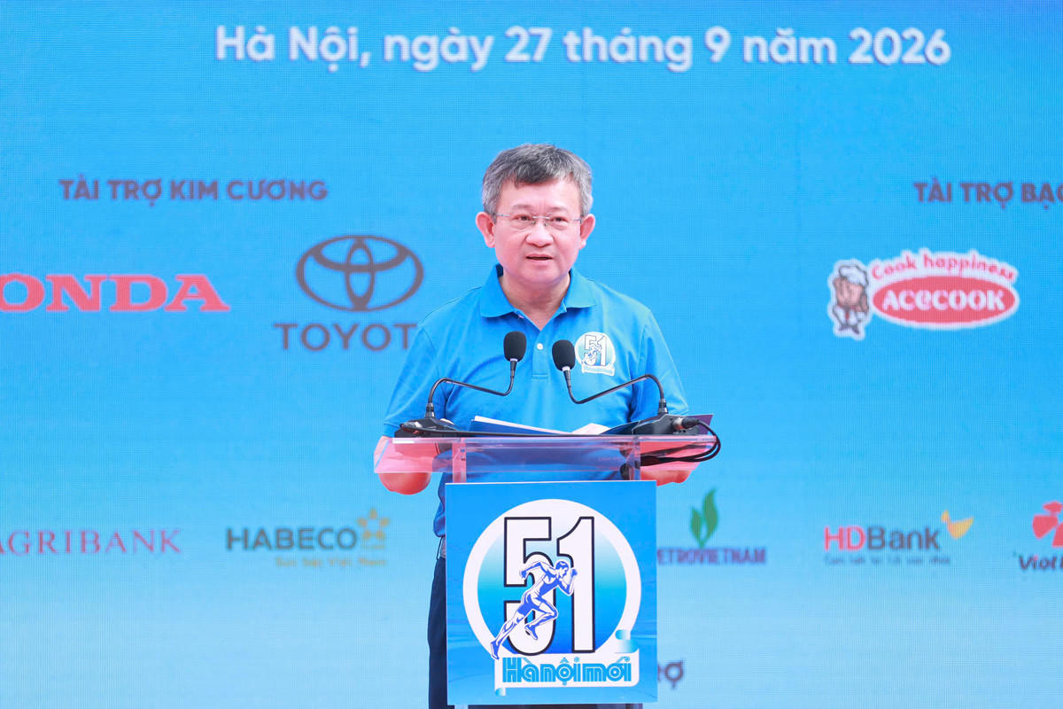 Ông Nguyễn Ngọc Kỳ, Chủ tịch Liên hiệp các tổ chức hữu nghị thành phố Hà Nội đọc Thông điệp hòa bình tại Chung kết Giải chạy Báo Hànộimới mở rộng lần thứ 51 - Vì hòa bình năm 2026 (Ảnh: BTC).