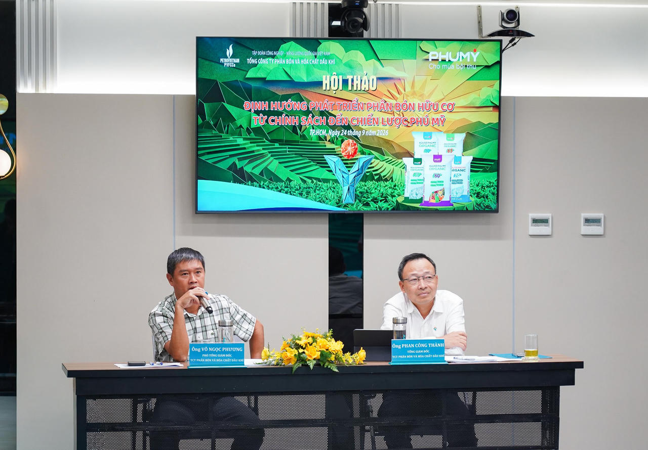 Ông Võ Ngọc Phương - Phó Tổng Giám đốc PVFCCo-Phú Mỹ ghi nhận các phản hồi của các đại biểu dự hội thảo.