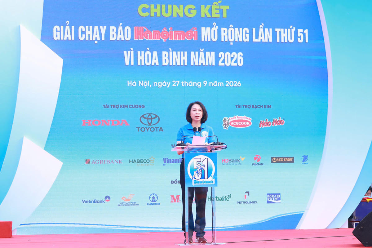 Phó Chủ tịch UBND thành phố Hà Nội Vũ Thu Hà phát biểu khai mạc Giải chạy Báo Hànộimới mở rộng lần thứ 51 - Vì hòa bình năm 2026 (Ảnh: BTC).