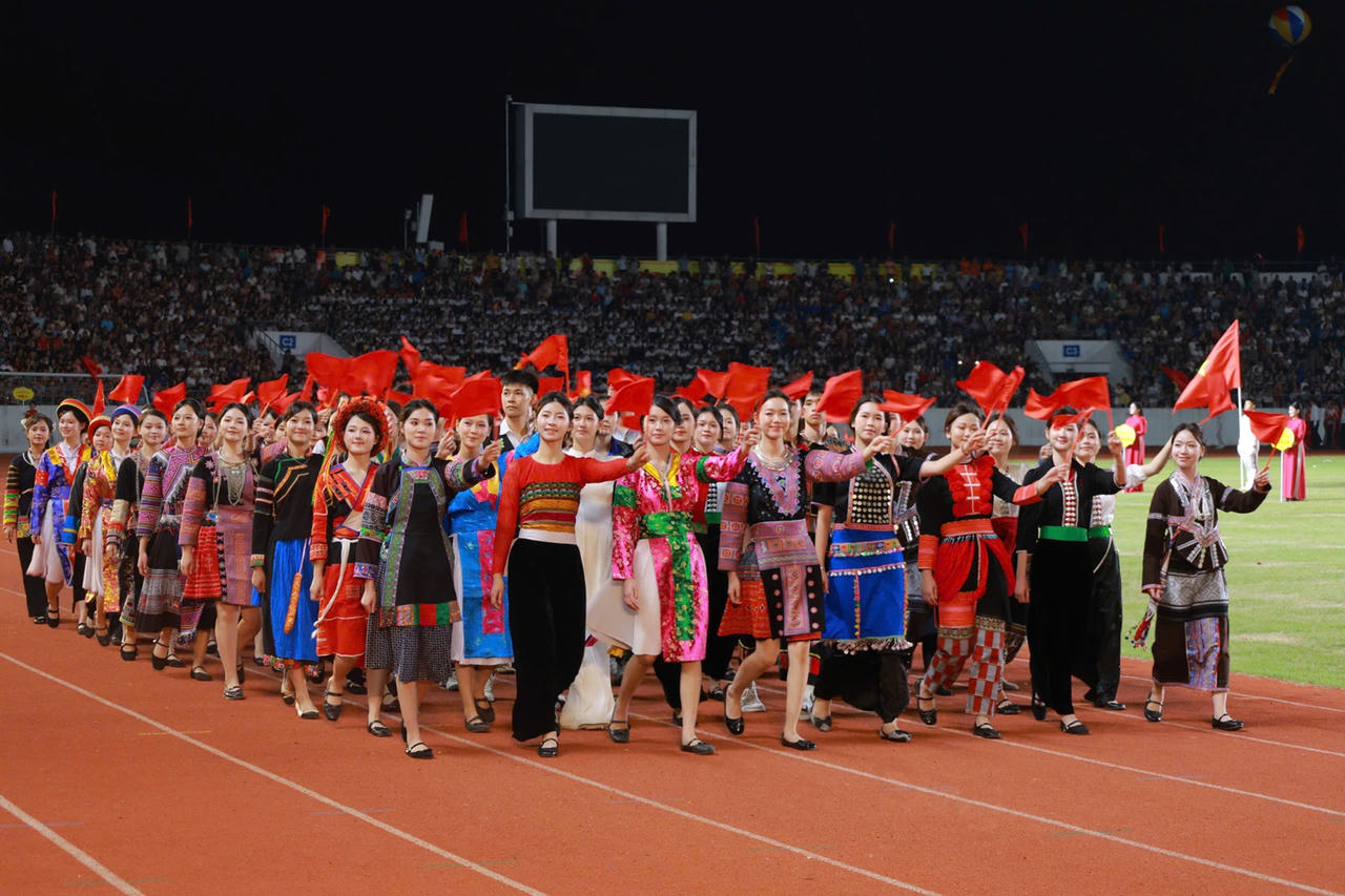 Chương trình diễu binh, diễu hành biểu dương lực lượng với 34 khối. Ảnh: Tuấn Anh