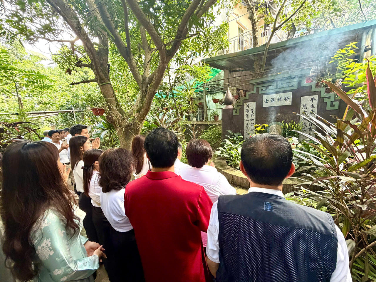 Các đại biểu thắp hương tại nghĩa trang gia đình họ Phan tại Phường Đông Ngạc.