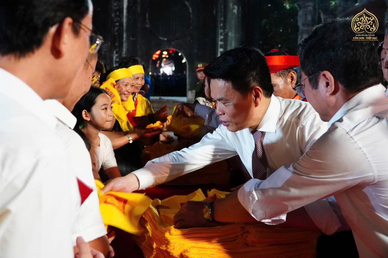 Đêm 26/9, Ban tổ chức Lễ hội Côn Sơn, Kiếp Bạc - mùa Thu năm 2026 tổ chức Lễ khai ấn và ban ấn Đền Kiếp Bạc (ảnh Ban tổ chức)