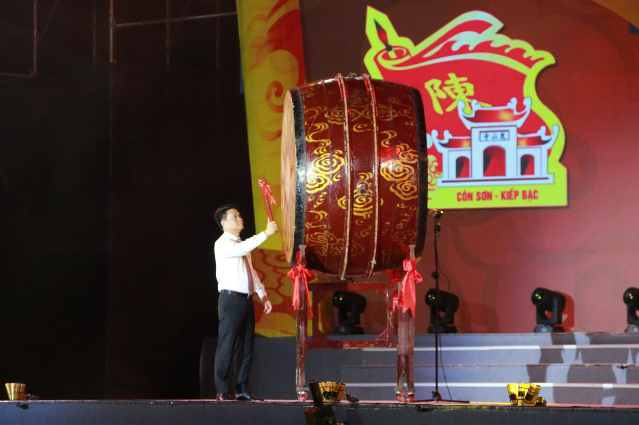 Ông Lê Ngọc Châu, Bí thư Thành ủy Hải phòng thực hiện nghi thức khởi trống khai hội Côn Sơn - Kiếp Bạc mùa thu năm 2026 (ảnh Nguyễn Giáp CLB Nhiếp ảnh Hải Phòng)