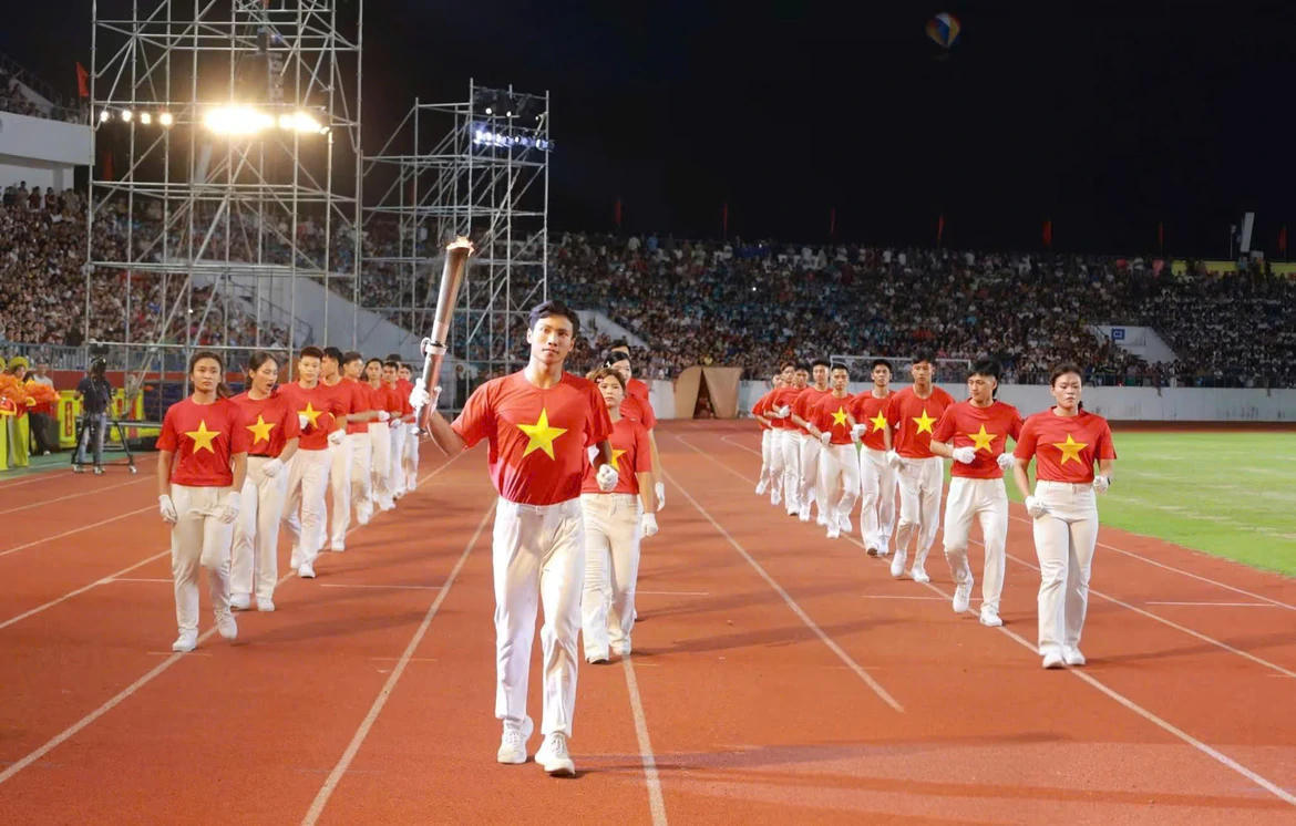 Các vận động viên tiêu biểu rước lửa truyền thống. Ảnh: Tuấn Anh