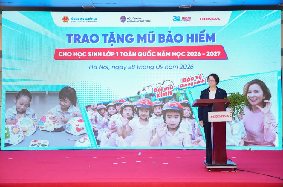 Bà Sayaka Arai - Tổng Giám đốc Công ty Honda Việt Nam chia sẻ tại chương trình trao tặng mũ bảo hiểm cho học sinh lớp Một.