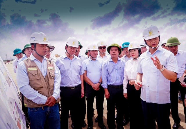Bí thư Tỉnh ủy yêu cầu các đơn vị liên quan khẩn trương hoàn thành việc di dời hạ tầng kỹ thuật (Ảnh: Trần Tuyền)
