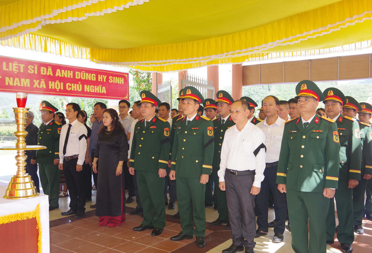 Các Đại biểu tham dự lễ Truy điệu và an táng. (Ảnh: Quang Đạo)