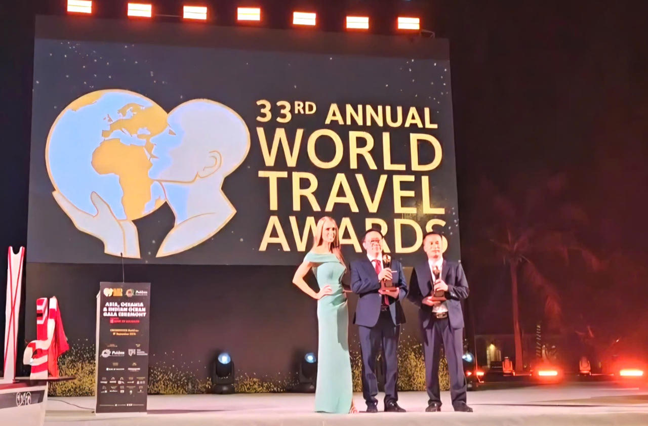 Đại diện Vườn quốc gia Phong Nha - Kẻ Bàng tại Lễ trao giải World Travel Awards 2026 diễn ra ở Maldives. (Ảnh: Vườn quốc gia Phong Nha - Kẻ Bàng)