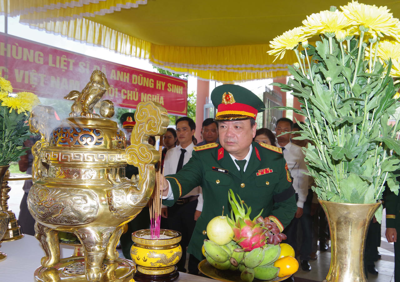 Lãnh đạo Bộ CHQS thành phố dâng hương, dâng hoa tưởng anh hùng liệt sĩ. (Ảnh: Quang Đạo)