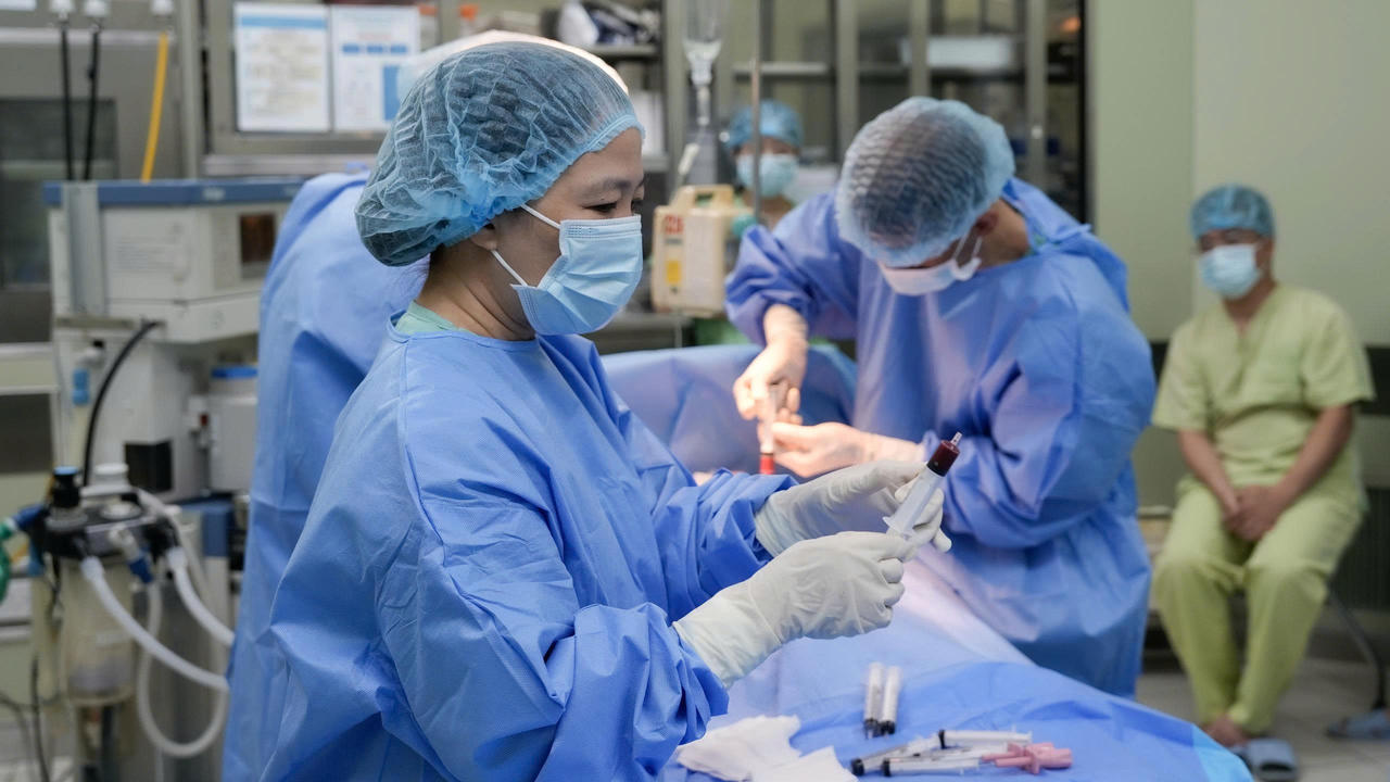 Ghép tế bào gốc đồng loại để điều trị suy tủy xương vô căn là phương pháp mới, lần đầu tiên được triển khai tại BVTW Huế.