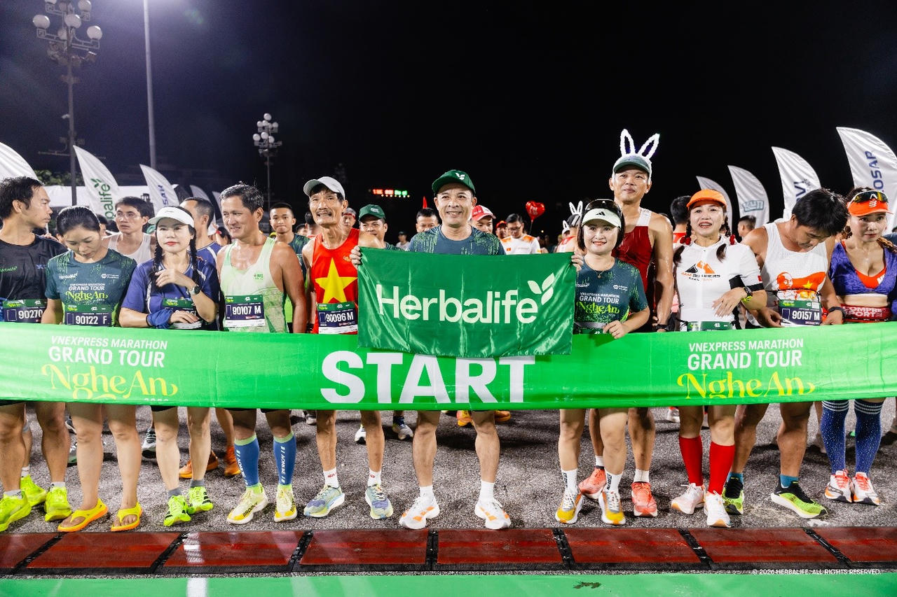  Các vận động viên hào hứng trước giờ xuất phát tại VnExpress Marathon Grand Tour Nghệ An 2026. Ảnh: Herbalife