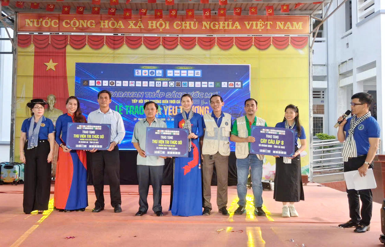 Câu lạc bộ Truyền thông Kết nối yêu thương trao tặng 2 thư viện số cho các trường học thuộc xã Khánh An, Khánh Bình và hỗ trợ xây dựng 1 cây cầu giao thông nông thôn cho xã Khánh Bình (Ảnh: T.N).
