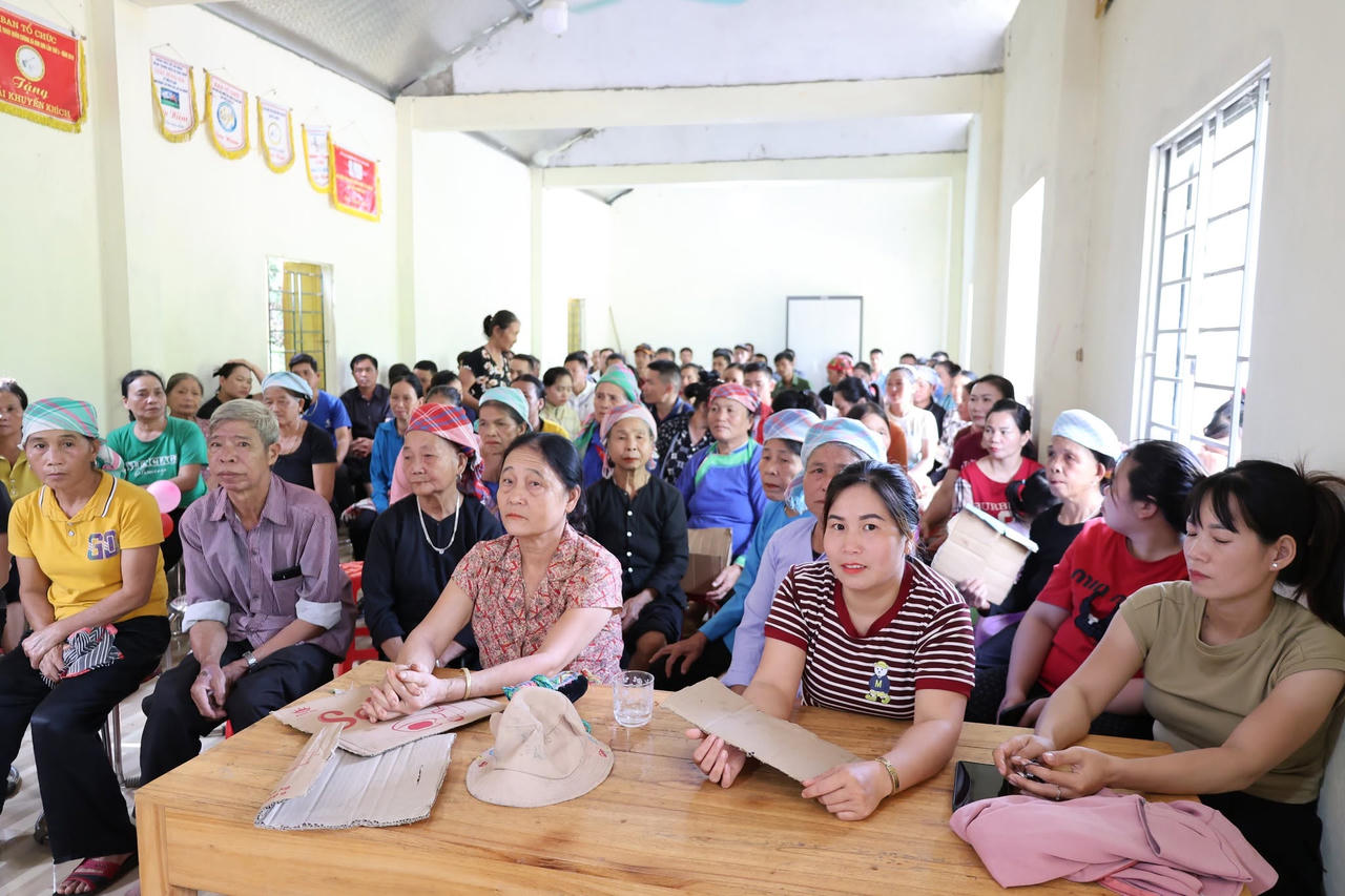 Đông đảo người dân tham dự buổi tuyên truyền (Ảnh: UBND xã Bảo Hà)