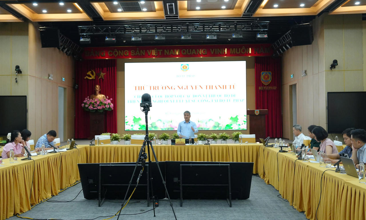 Một cuộc họp về triển khai thí điểm chế định luật sư công tại Bộ Tư pháp dưới sự chủ trì của Thứ trưởng Nguyễn Thanh Tú. (Ảnh PV)