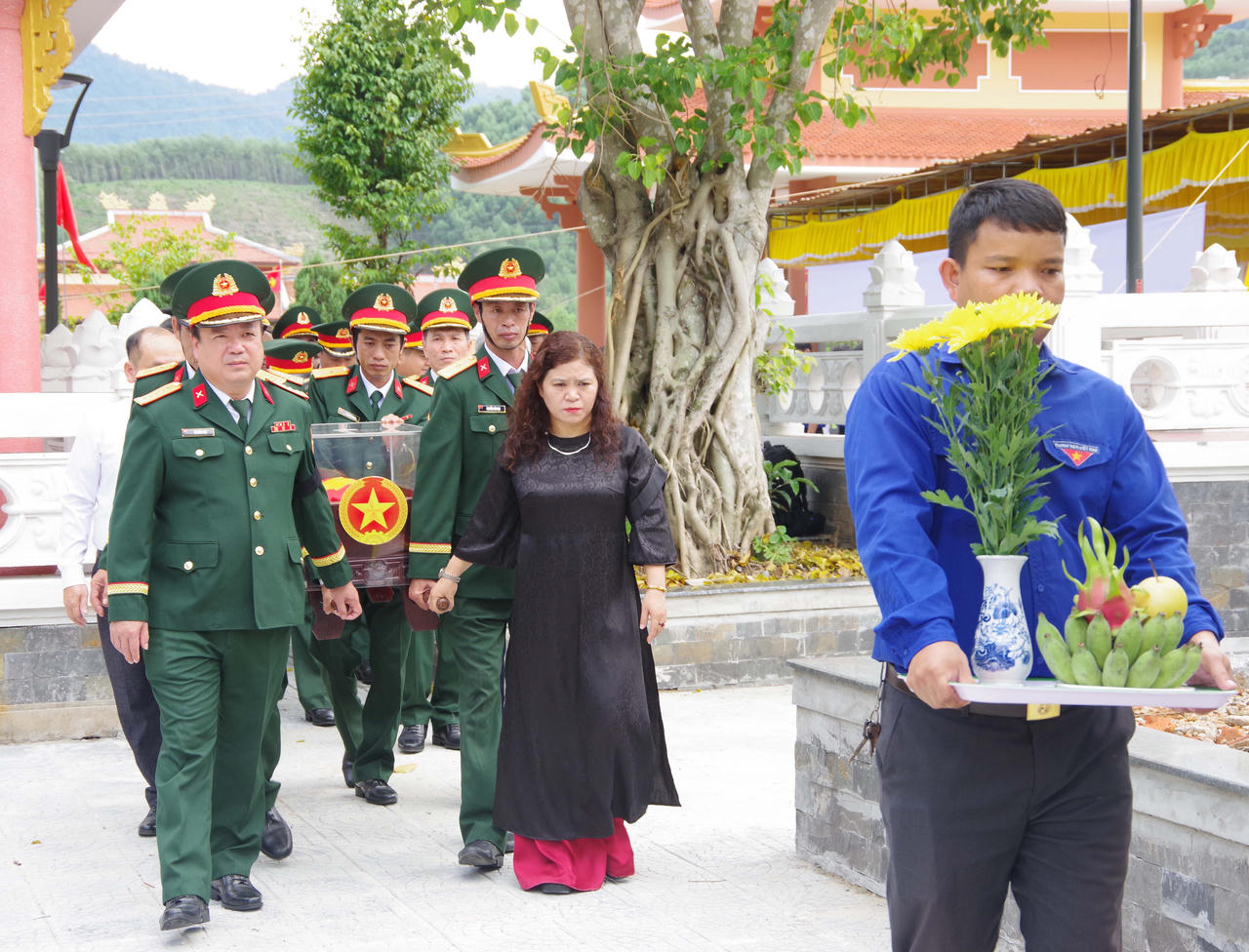 Tiễn đưa liệt sĩ về nơi an nghỉ cuối cùng. (Ảnh: Quang Đạo)