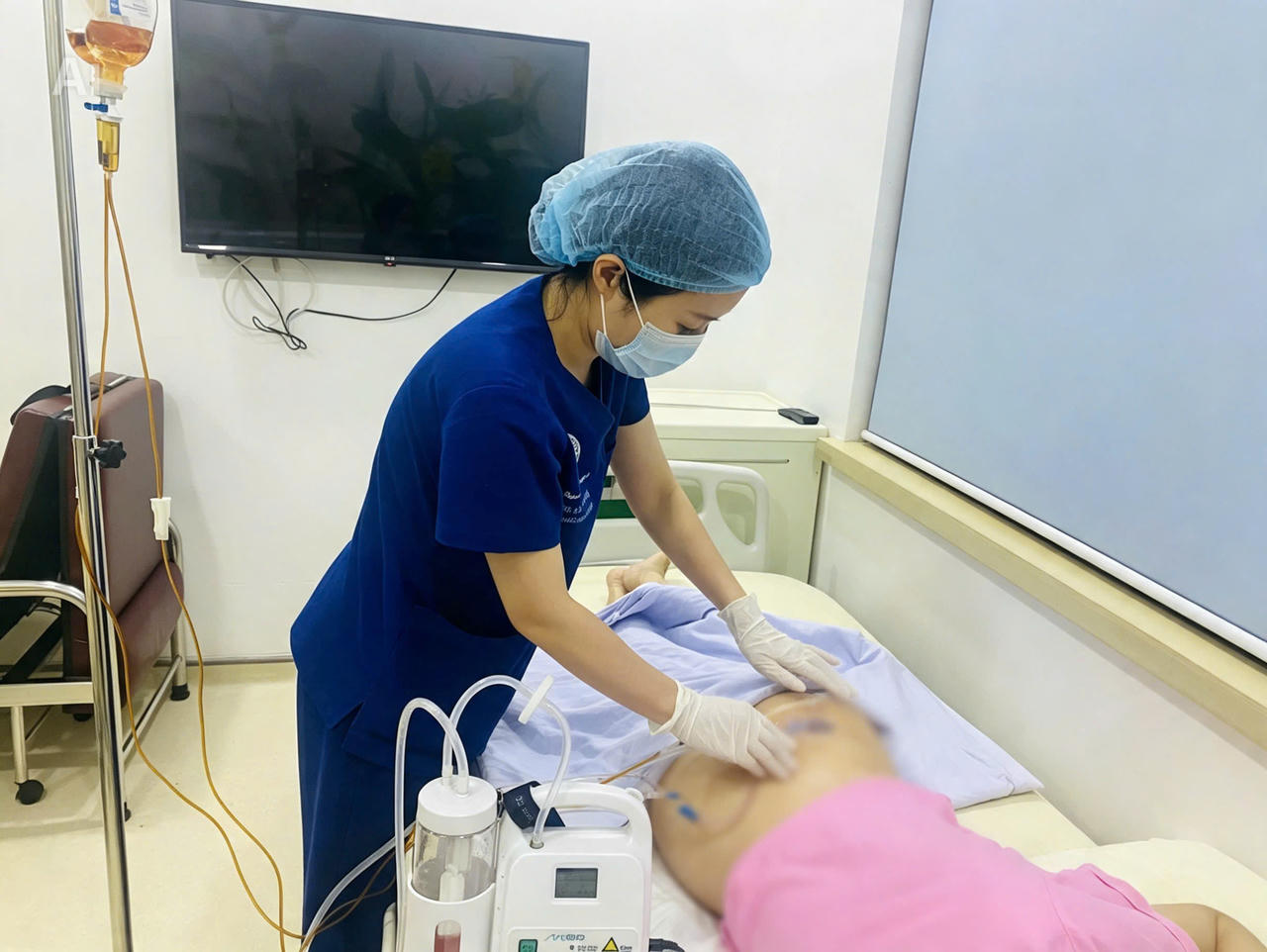 Nhập viện cấp cứu vì tiêm chất làm đầy từ nhiều năm trước
