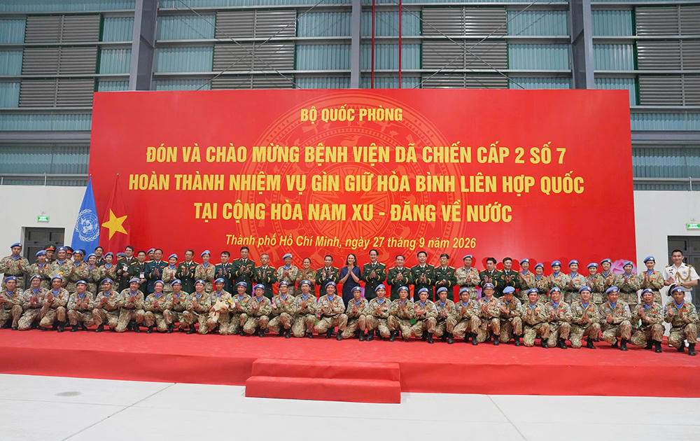 Các đại biểu chụp ảnh lưu niệm cùng cán bộ, nhân viên BVDC2.7. (Ảnh: Bộ Quốc phòng)