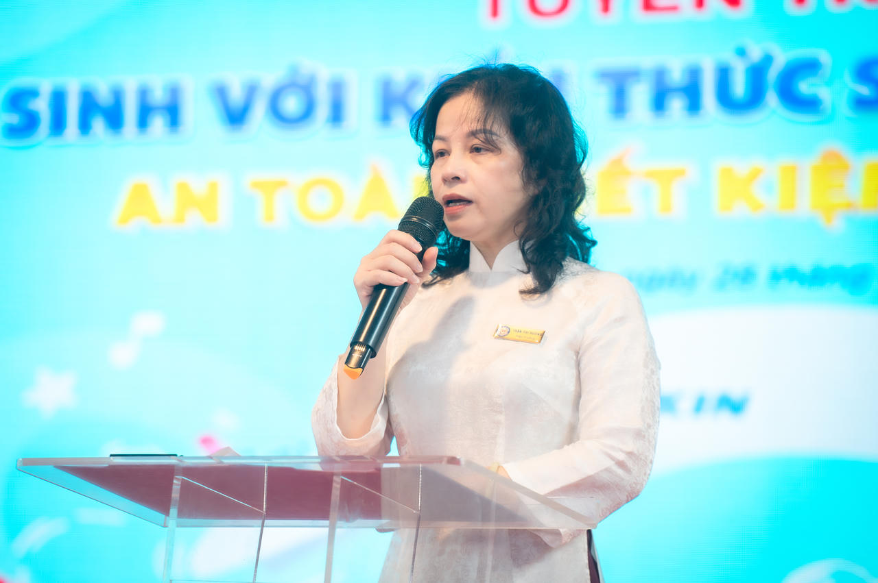 Cô Trần Thị Hương - Hiệu trưởng Trường Tiểu học Vạn Bảo phát biểu khai mạc Chương trình